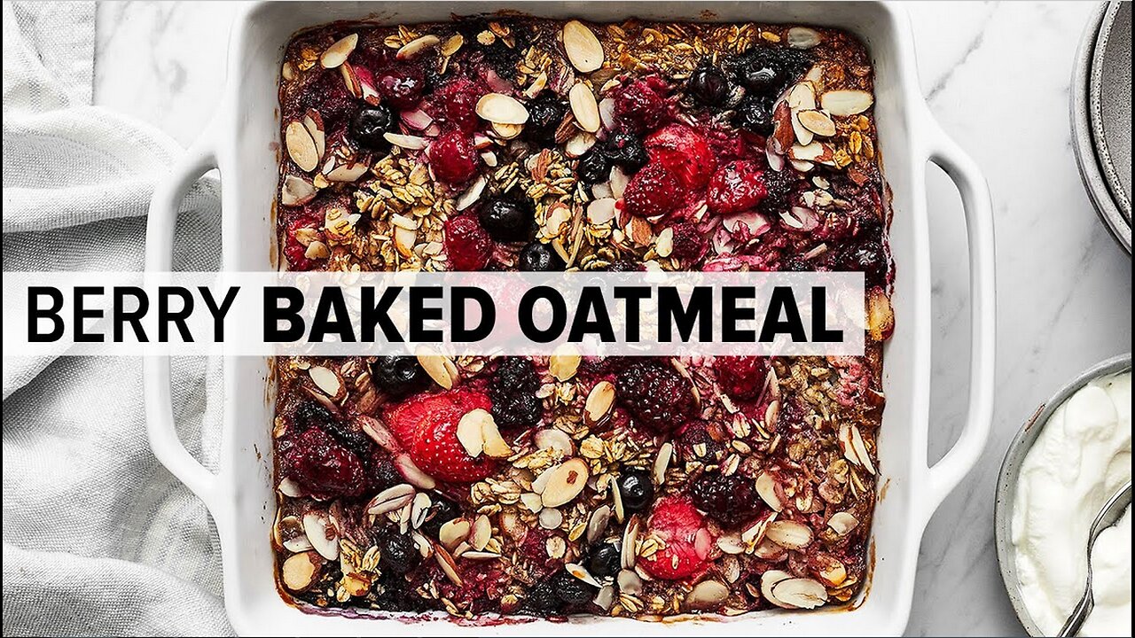 EASY BAKED OATMEAL | with mixed berries for a healthy breakfast!