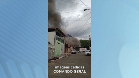 Galpão utilizado por frigorífico atingido por incêndio em Gov. Valadares