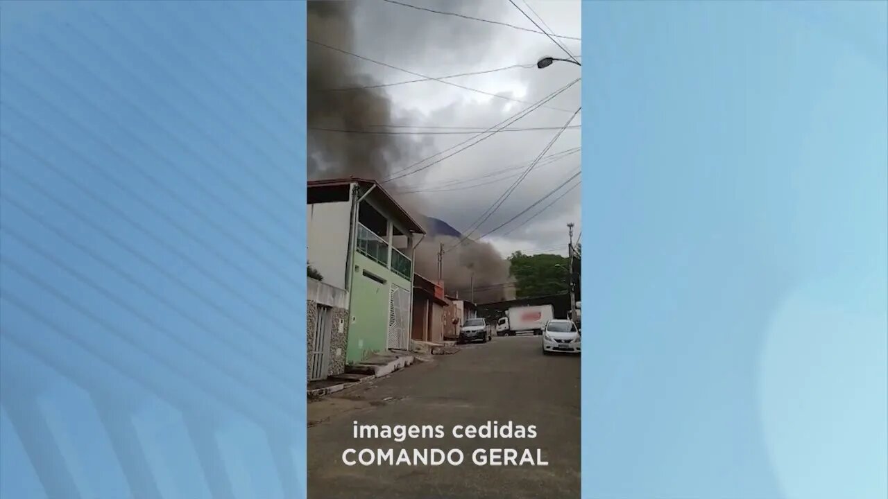 Galpão utilizado por frigorífico atingido por incêndio em Gov. Valadares