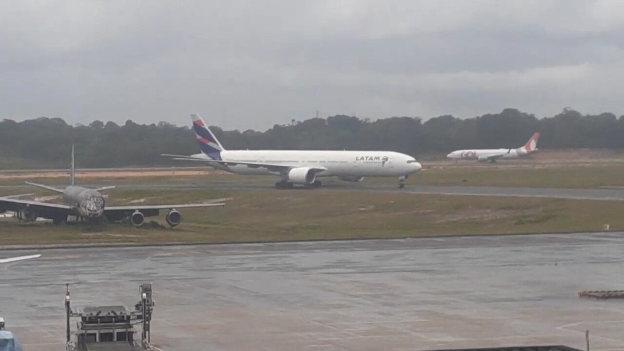 Boeing 777-300ER PT-MUJ e Boeing 737 MAX 8 PR-XMG vindos de Guarulhos para Manaus