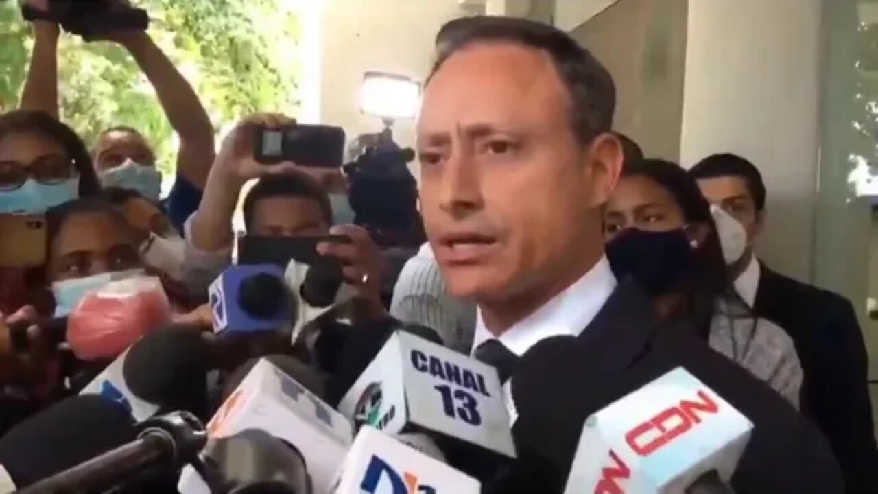 Jean Alain se hace el loco y niega ante cámaras que no pretende fugarse del país