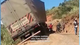 Abre Campo: carga saqueada de carreta acidentada recuperada pela Polícia Militar