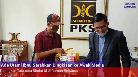 Ade Utami Ibnu Serahkan Bingkisan ke Wak Media, Terangkan Tata Cara Sholat Id dirumah