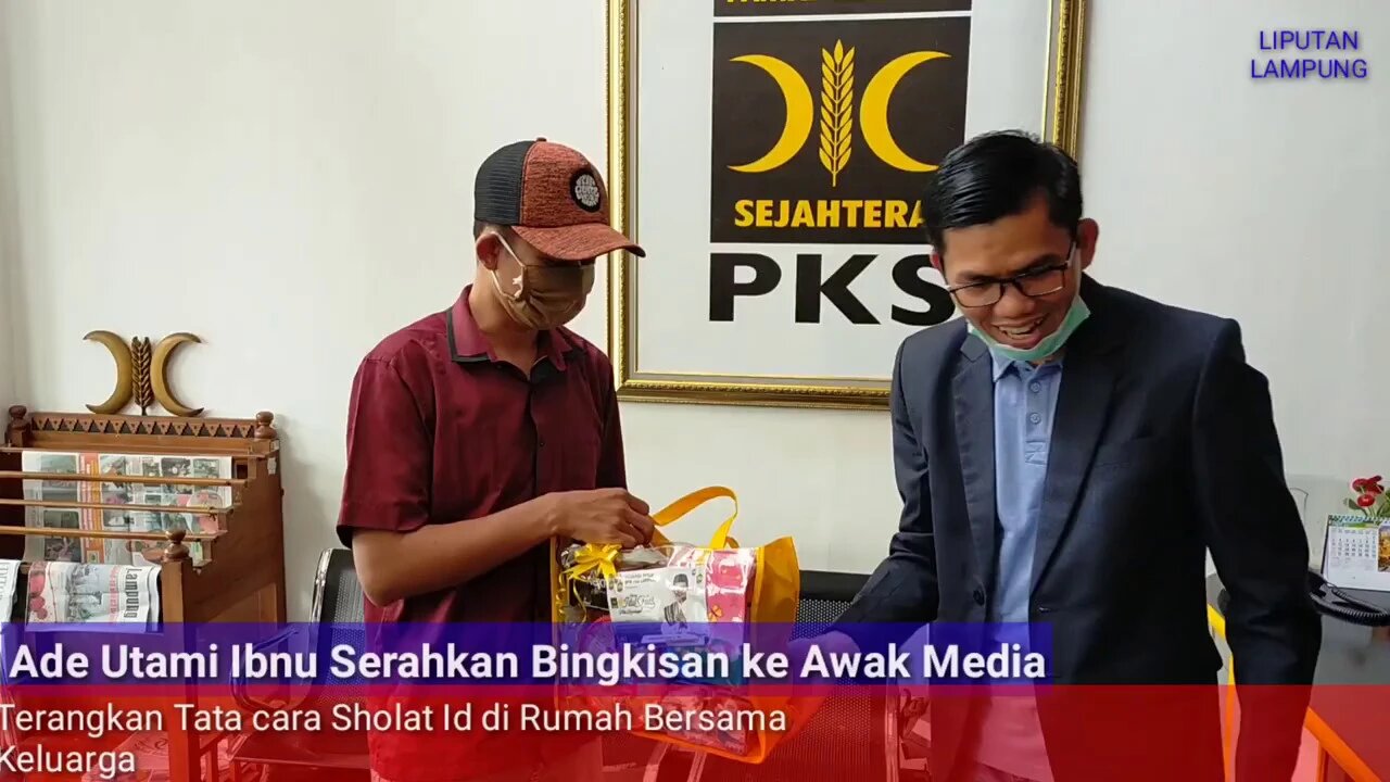 Ade Utami Ibnu Serahkan Bingkisan ke Wak Media, Terangkan Tata Cara Sholat Id dirumah