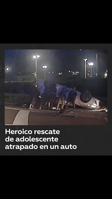 Policías y “buenos samaritanos” rescatan en EE.UU. a un conductor atrapado bajo un auto volcado