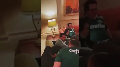 Luan chorando após a final do Mundial e recebendo o apoio de torcedores e da família no hotel