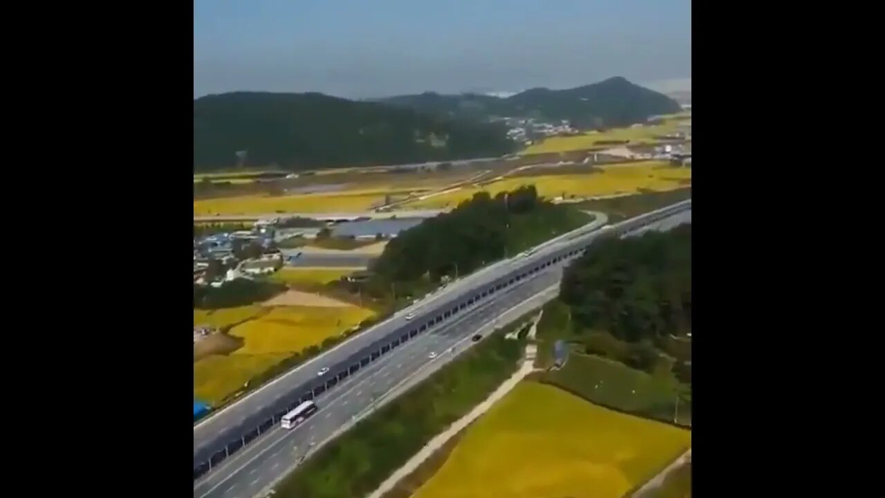 In South Korea, the solar panels in the middle of the highway have a bicycle path underneath, cyclis