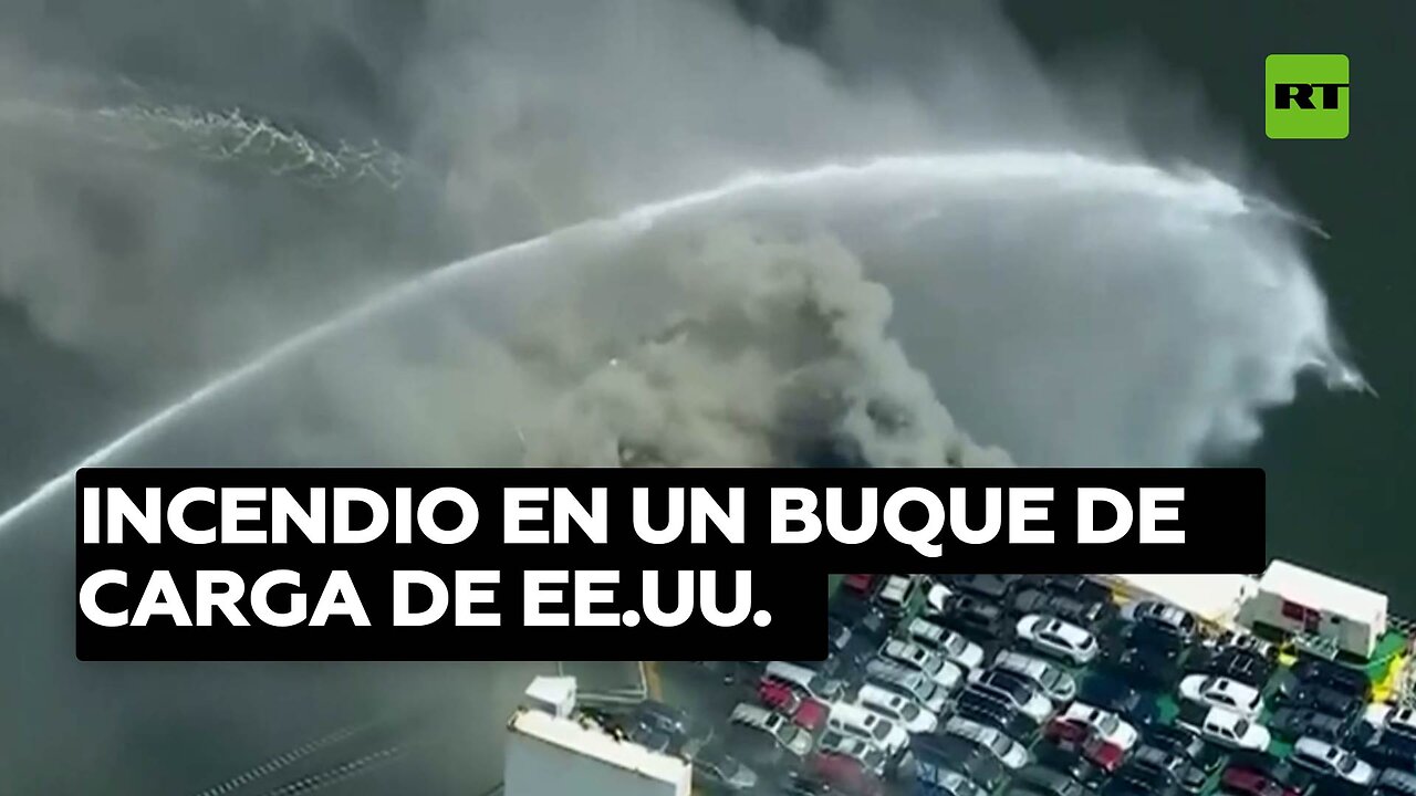 Extinción de llamas en un buque de carga de EE.UU.