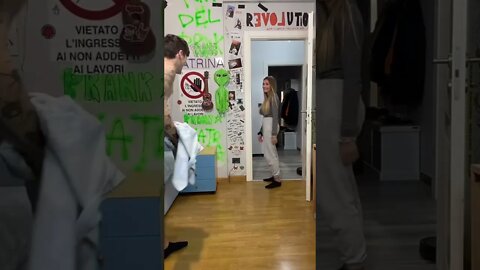MI SPOGLIO DAVANTI ALLA MIA RAGAZZA PRANK 😏 #shorts