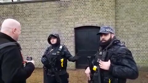 Don't Knock ON BORIS JOHNSON Back Gate #armedpolice 13 February 2022