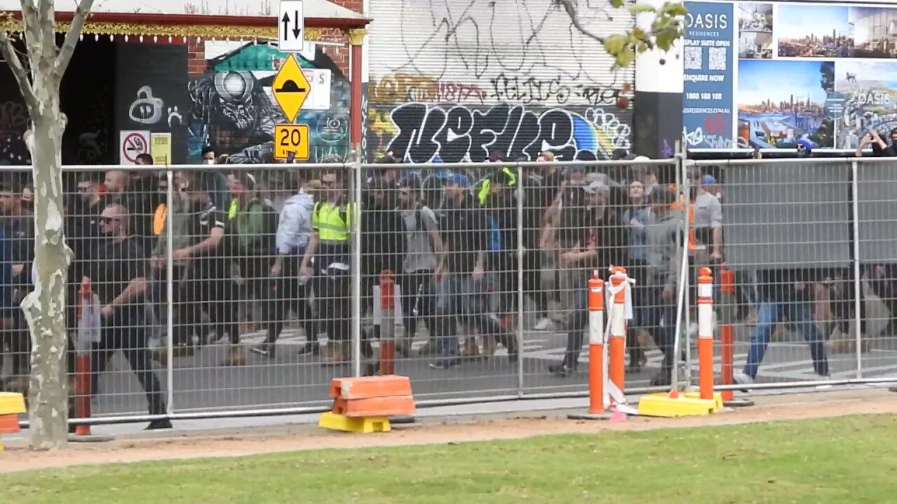 PROTESTORS SNEAK PAST POLICE AGAINST WIRE FENCES - QUEEN VIC Melbourne Australia 22/09/21 @CFMEUVIC