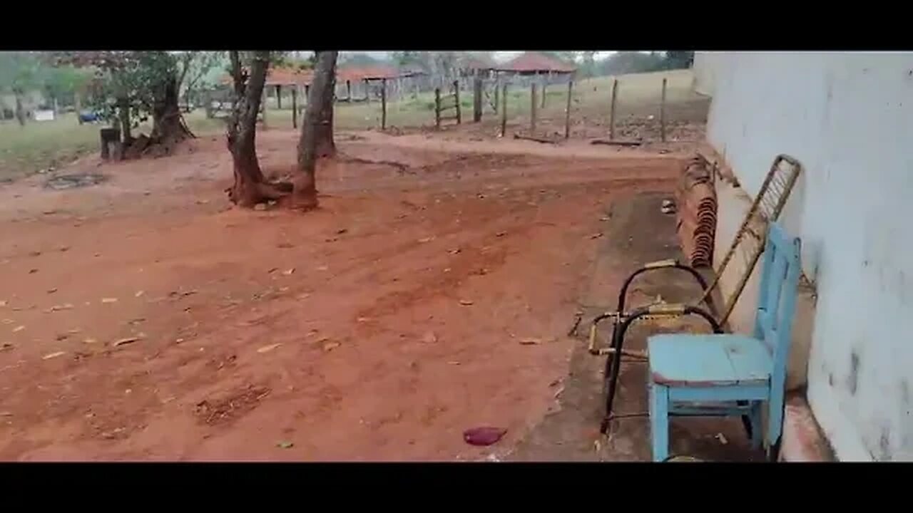 Robertao meu primo mostrando a chuva chegando no sitio!