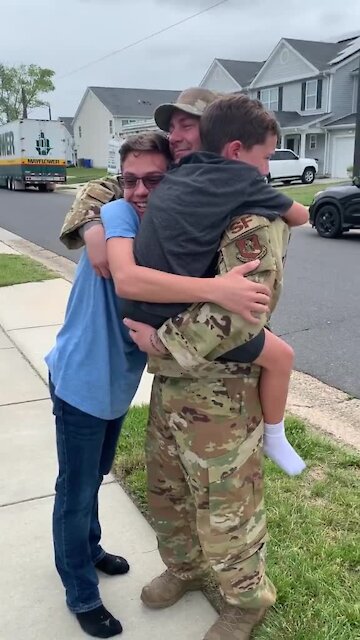 Dad Comes Home Early From Deployment To Surprise The Kids