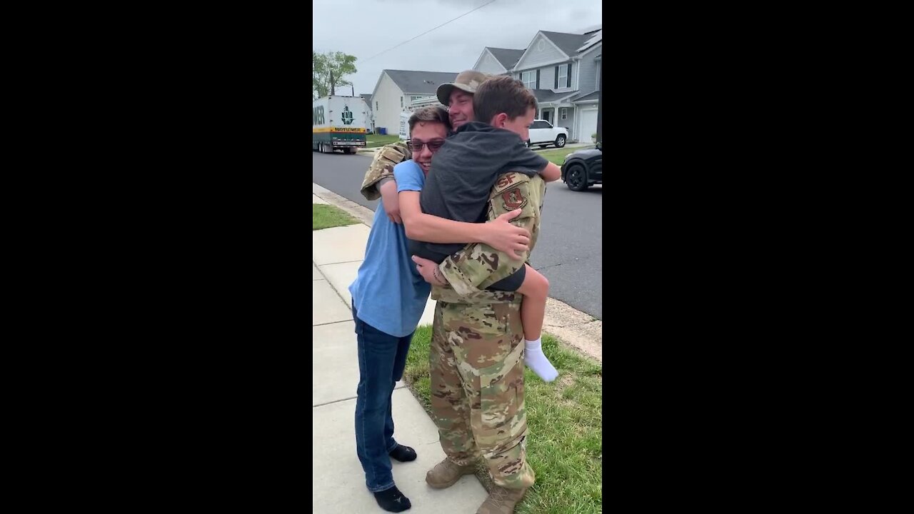 Dad Comes Home Early From Deployment To Surprise The Kids