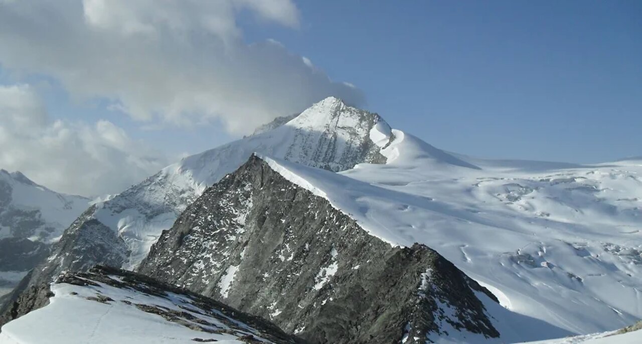 What Is the Difference Between Hiking and Mountaineering? (Explained)
