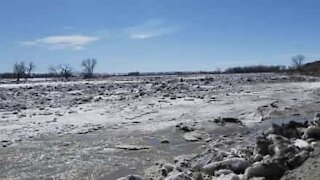 Impressionanti immagini di un fiume congelato in movimento