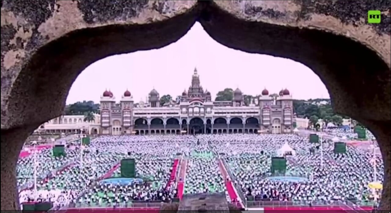 Celebrazione della Giornata Internazionale dello Yoga(???) della GINNASTICA FORSE in India..Ma per i codardi,gl'increduli,gli abominevoli,gli omicidi,gli stregoni,gli idolatri e tutti i bugiardi la loro parte sarà nello stagno di fuoco