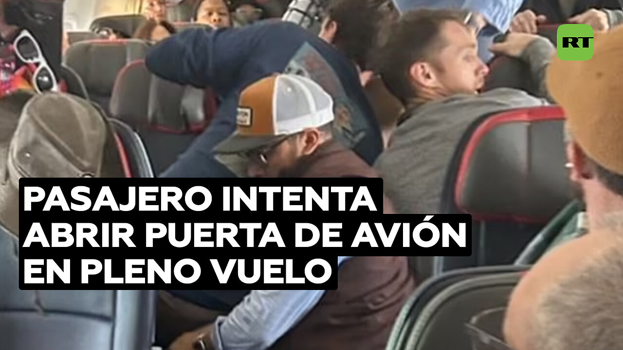 Inmovilizan a un pasajero que intentó abrir la puerta de emergencia de un avión