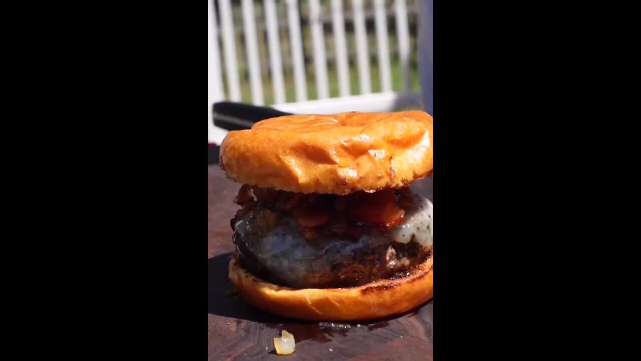 Bacon Jam Burgers🍔🥩 using our 'Black Wolf' knife for the cut🔪🥰📦