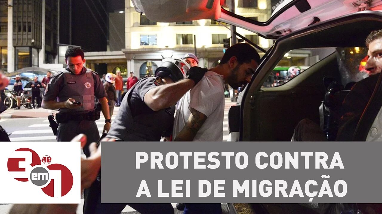 Palestinos e manifestantes brigam em protesto contra a lei de migração