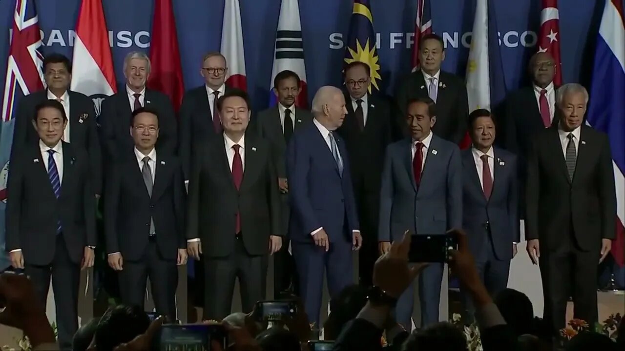 Biden Very Lost And Confused As Leaders Gather For Photo, Then Biden Realizes He’s Supposed To Speak