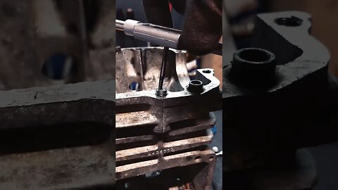 How to remove broken screw #homegarage #viral #mechanic #mechanical #howto