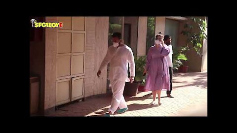 Mom-to-be Kareena Kapoor in a Lavender Dress snapped in Bandra with Saif Ali Khan | SpotboyE