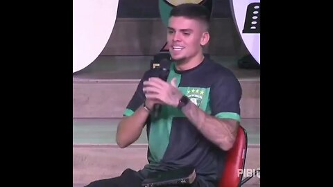 Gabriel Pec na igreja falando da torcida do Vasco