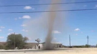 Uomo si lancia in un mini tornado in Sudafrica