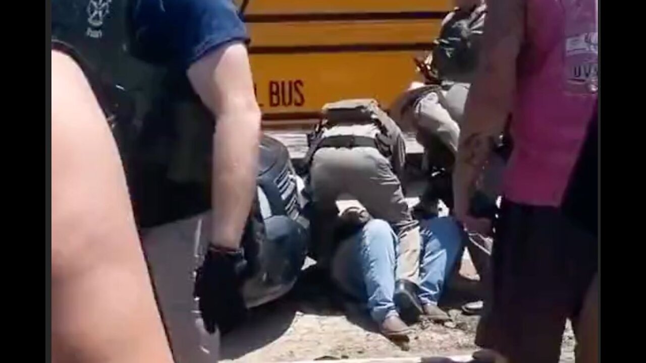 Uvalde Parents Seen Yelling at INACTIVE POLICE Outside Texas Active School Shooting