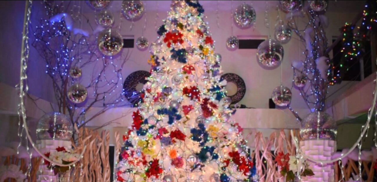 Let It Glow: White Christmas tree display in Las Vegas