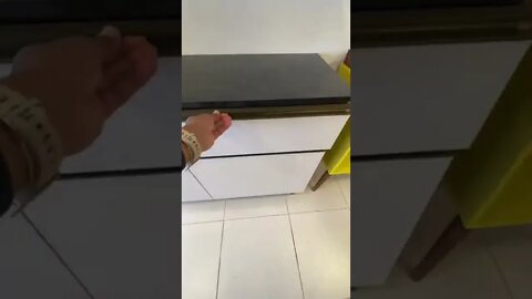 A Cozinha Poliman é um modelo compacto, com apenas 4 peças, mas que dispõe de espaço suficiente