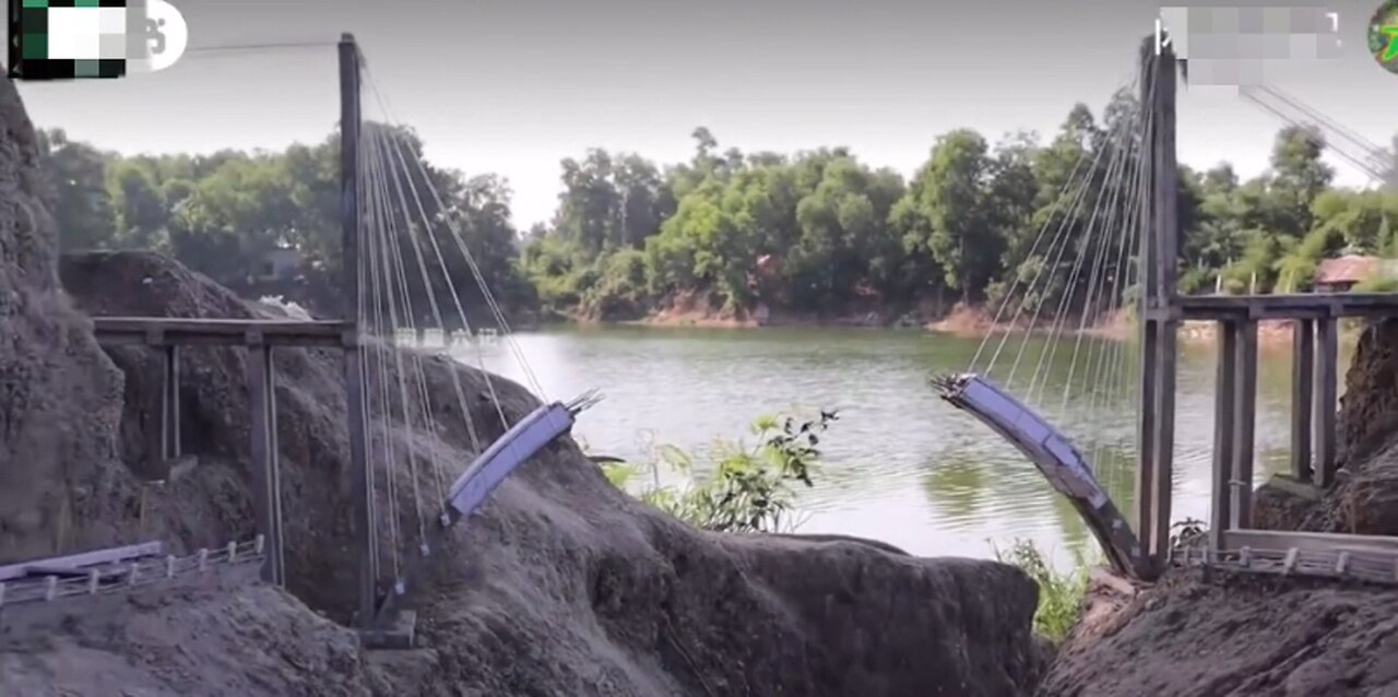 A young man built a model of a suspended arch bridge with his bare hands in a field