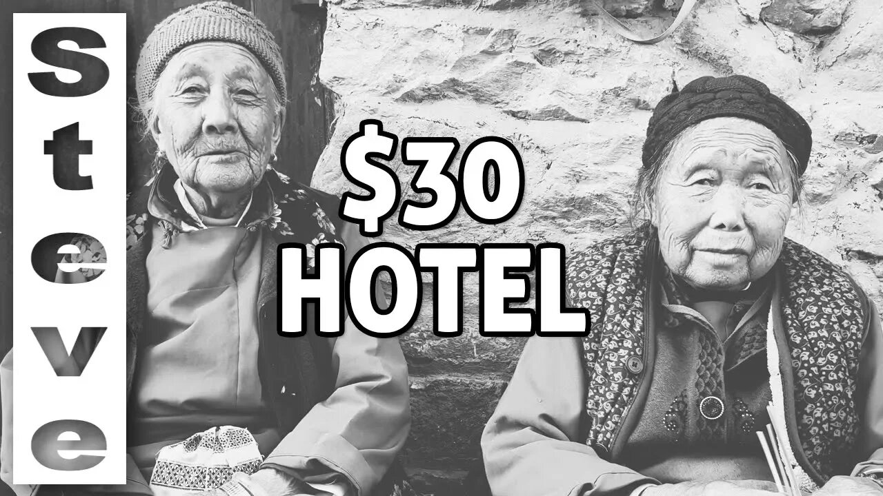 AMAZING $30 HOTEL IN DALI, CHINA - Ancient Village Tour 🇨🇳