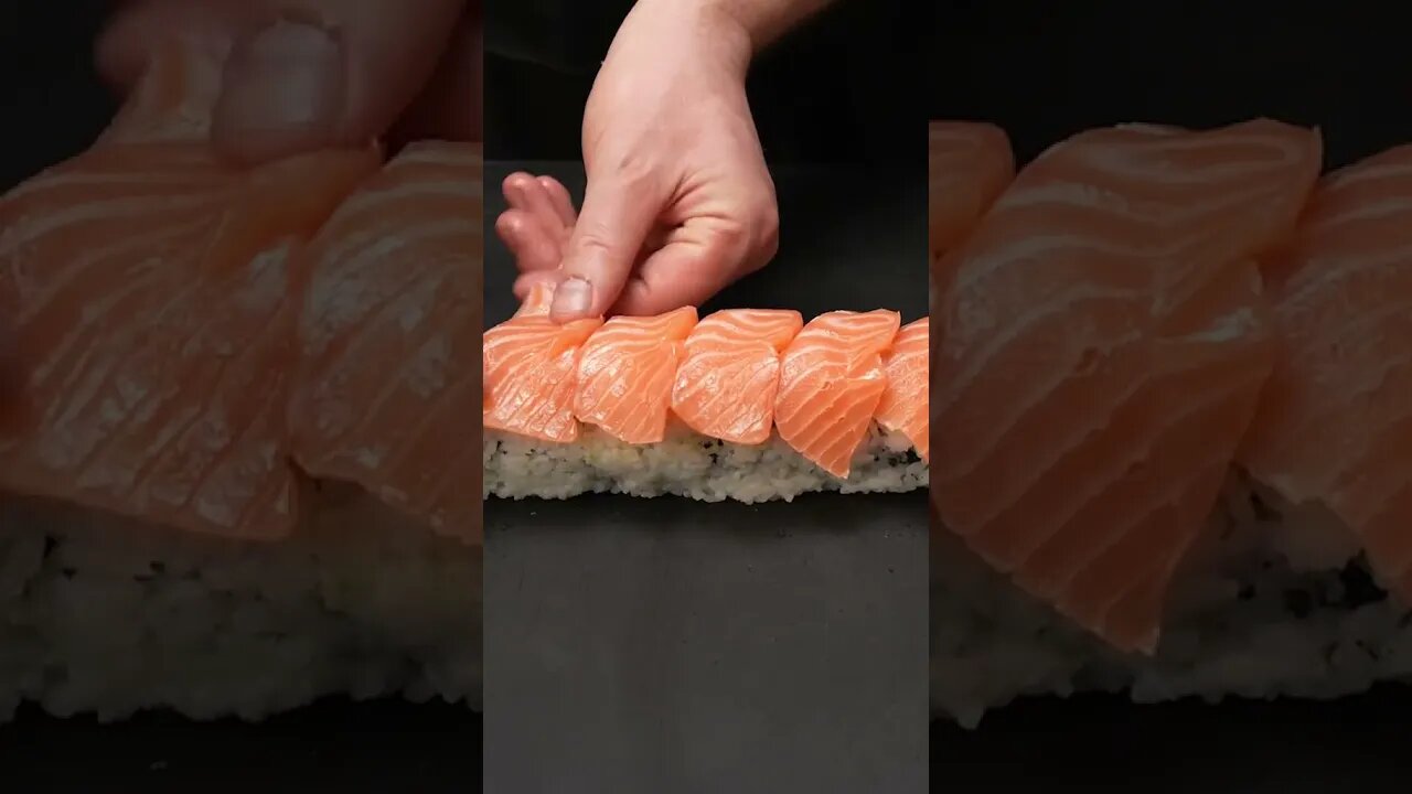 Assim que se prepara um Uramaki de Salmão flambado #shorts