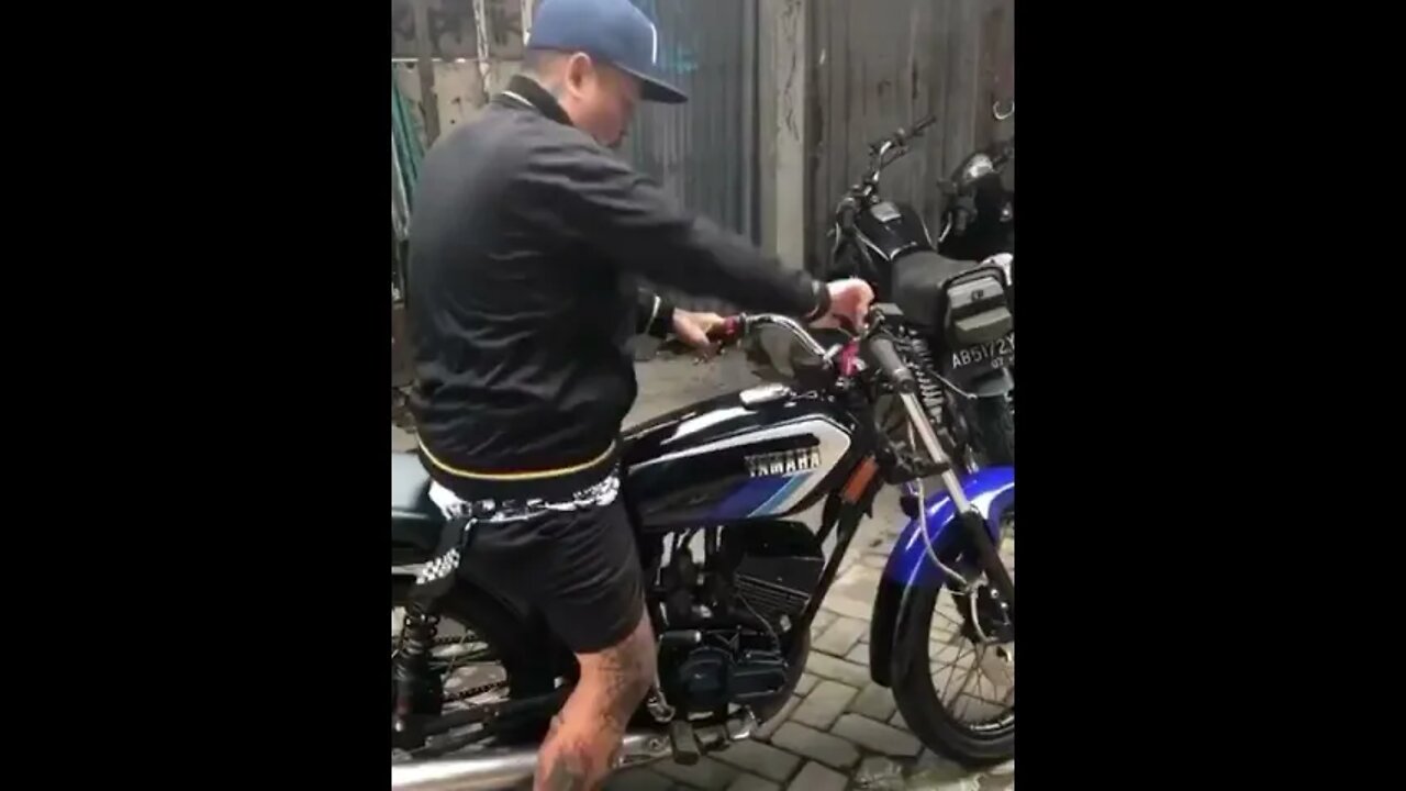 Não sabe ligar a moto de chinelo 🤣🤣 #shorts