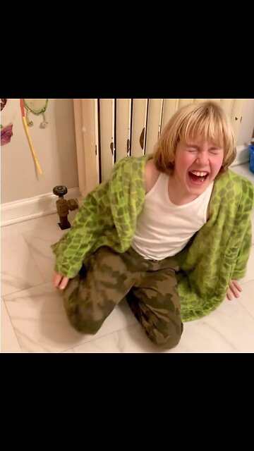 Desmond reacts to Yoko Ono's song "FLY"