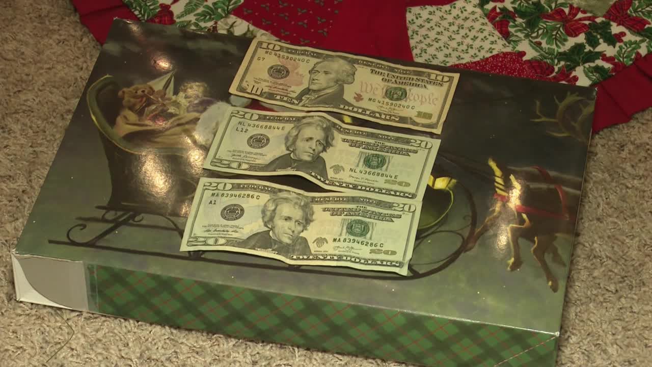 How to budget, stay positive while holiday shopping during a pandemic