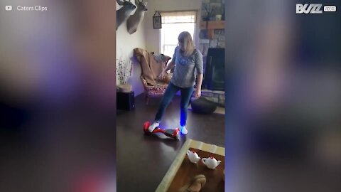 Bedstemor prøver et hoverboard for første gang