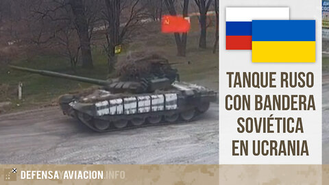 Tanque ruso con bandera soviética en Ucrania