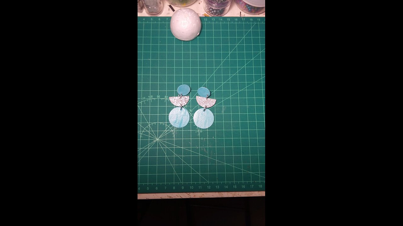 How to create paper pendant earrings