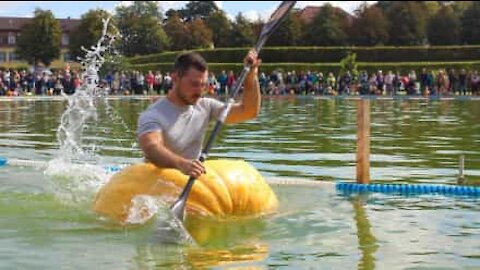 Il utilise un potiron comme canoë