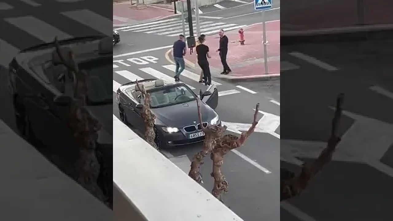 Trei tineri agresează și amenință cu un cuțit un bărbat în Murcia.