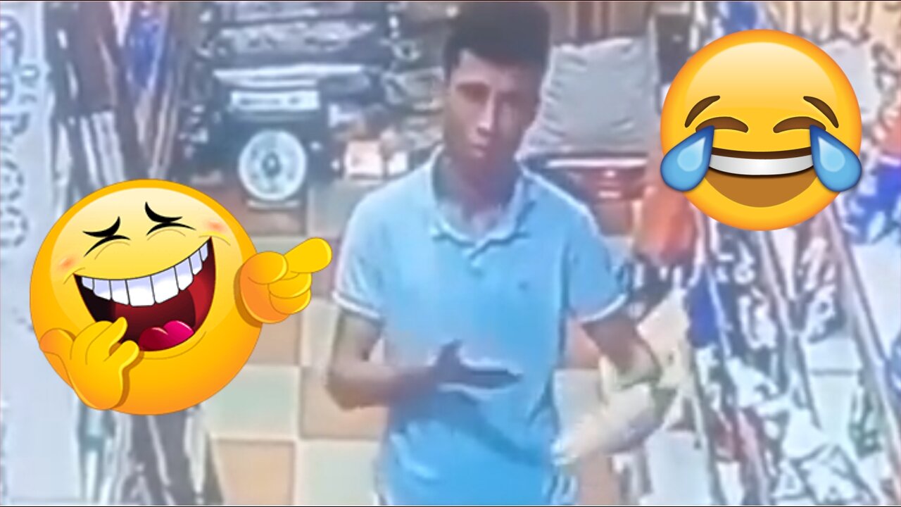 See the thief's reaction when he saw that he was being filmed