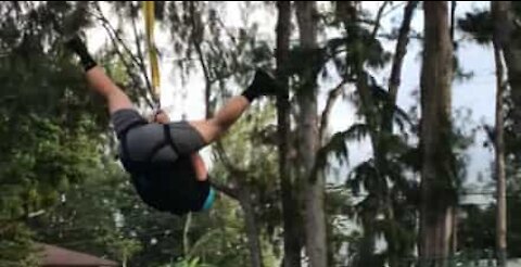 Jovem desce tirolesa da pior forma possível