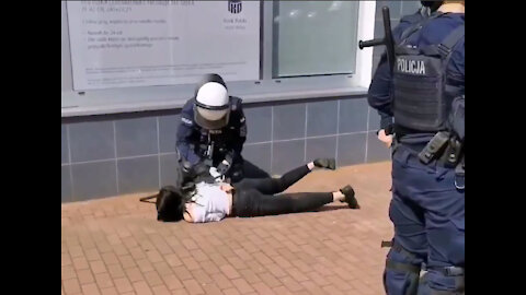 Poland: The brutal treatment of the police with woman who does not want to wear a mask