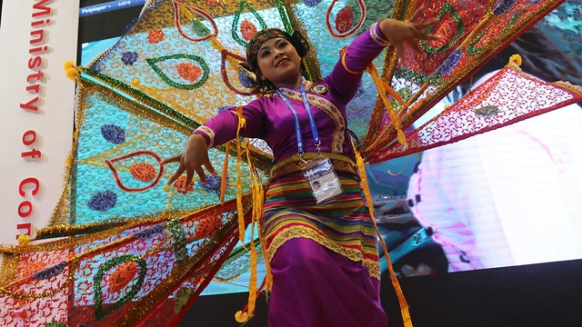 Amazing Myanmar peacock dance in China