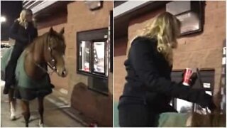 Senhora leva o seu cavalo a um drive-thru