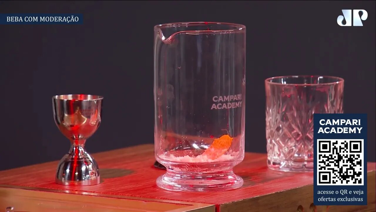 Aprenda a fazer um clássico Old Fashioned com a Campari Academy