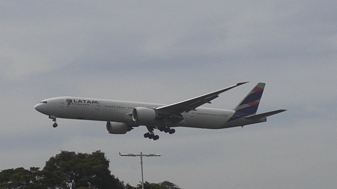 Boeing 777-300ER PT-MUF na aproximação final antes de pousar em Manaus vindo de Guarulhos (GRU-MAO)